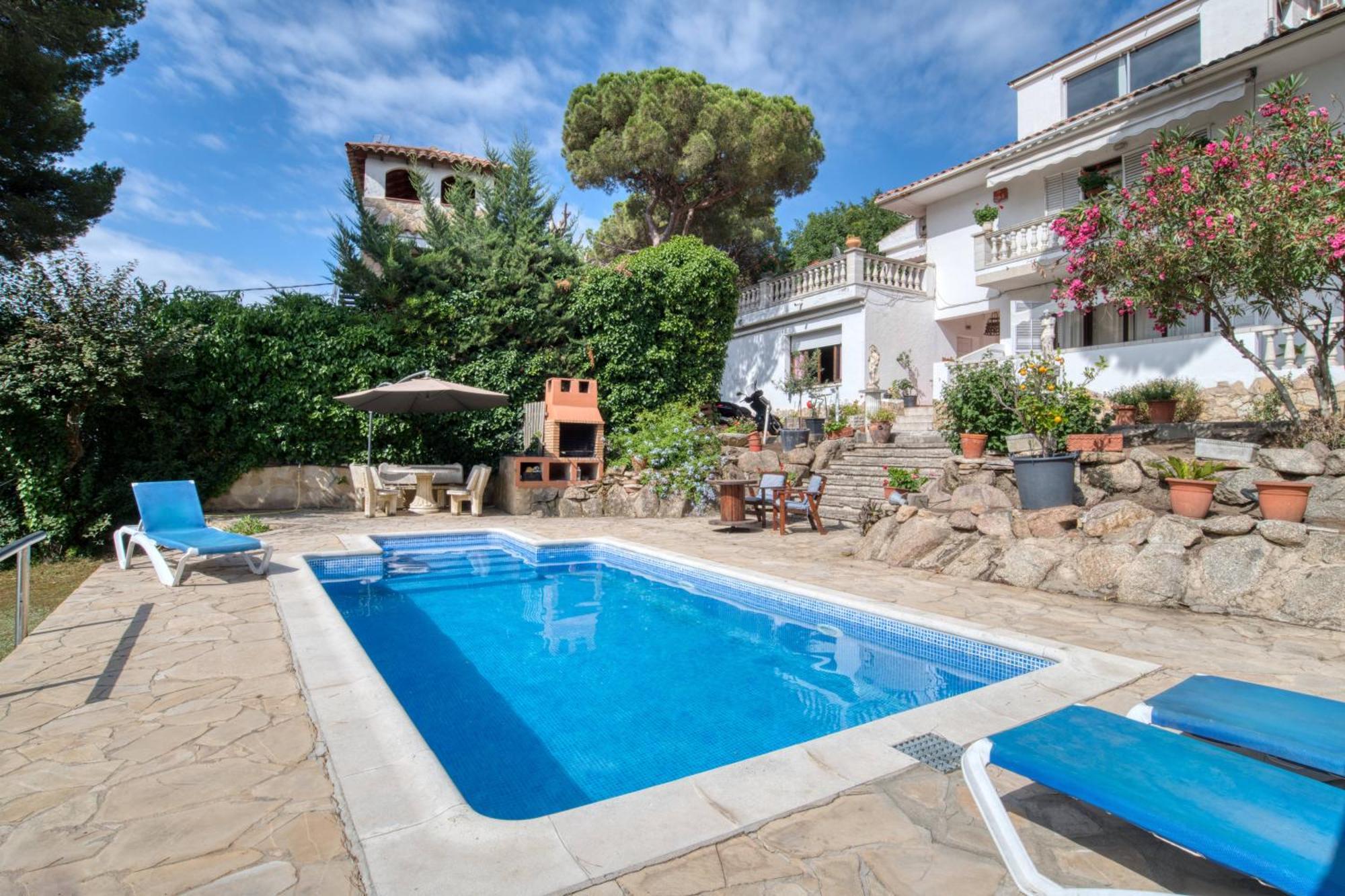 Casa Isabel with its outdoor pool, terrace and garden in Calonge
