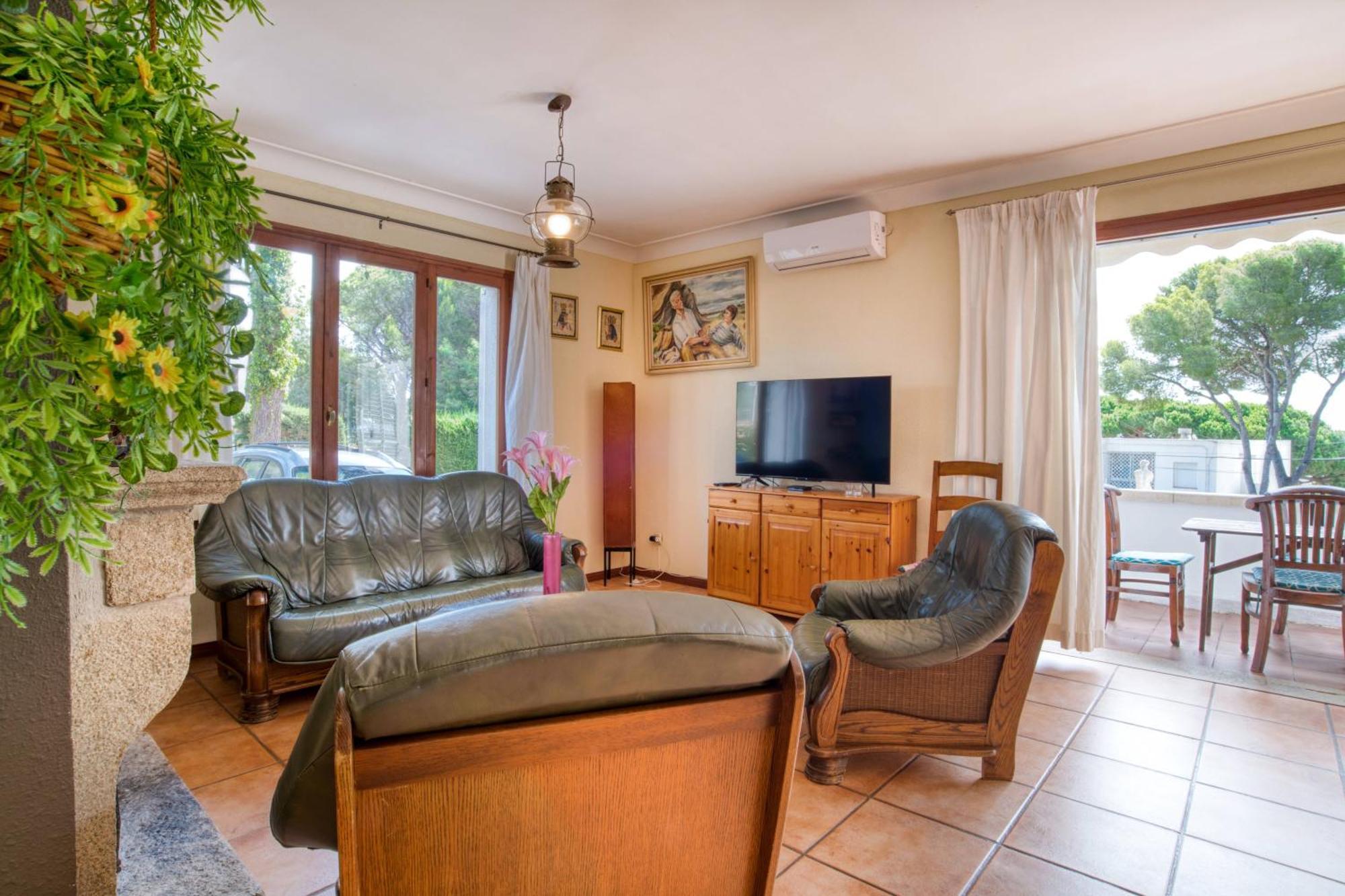 Living room with leather sofas and doors to the terrace